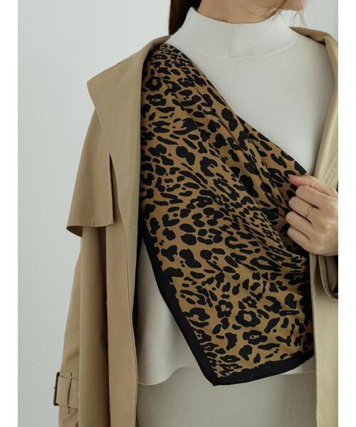 Te chichi(テチチ)の「柄スカーフ(ストール/ショール・レディース・オフホワイト/ブラウン/ブラック/グリーン・F)」の1枚目の写真