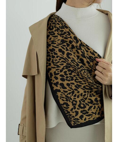 Te chichi(テチチ)の「柄スカーフ(ストール/ショール・レディース・オフホワイト/ブラウン/ブラック/グリーン・F)」の5枚目の写真