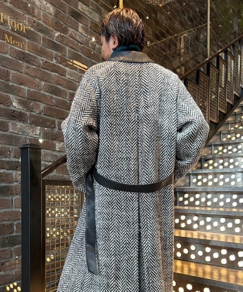 LOVELESS（ラブレス）の「ロービングヘリンボン ベルテッド ステンカラーウールコート（ステンカラーコート・メンズ・グレー・S/M/L）」の3枚目の写真