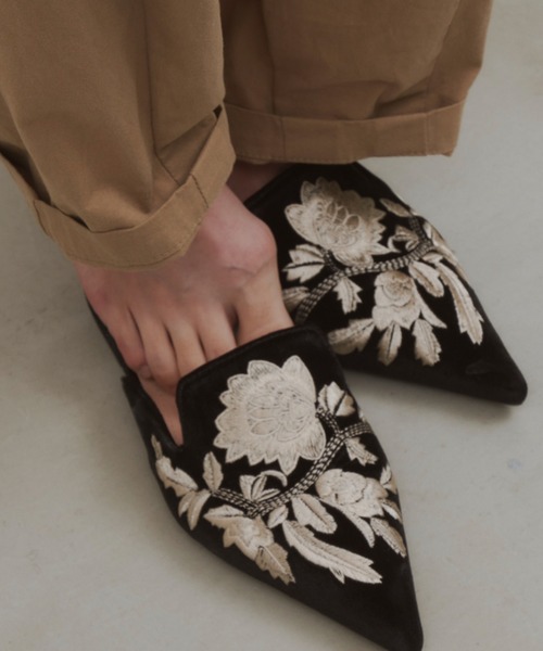 刺繍ポインテッドトゥミュール（パンプス）｜Libra Cue（リブラ