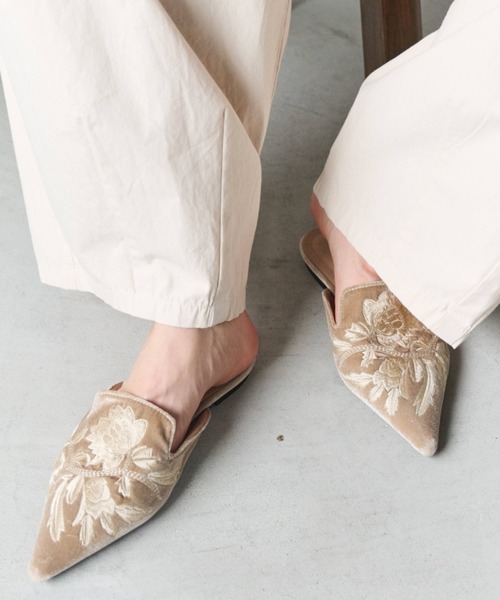 Libra Cue(リブラ キュー)の「刺繍ポインテッドトゥミュール(パンプス・レディース・ベージュ/ブラック・L/M/S)」の14枚目の写真