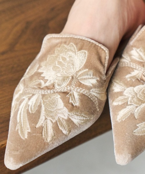 Libra Cue(リブラ キュー)の「刺繍ポインテッドトゥミュール(パンプス・レディース・ベージュ/ブラック・L/M/S)」の12枚目の写真