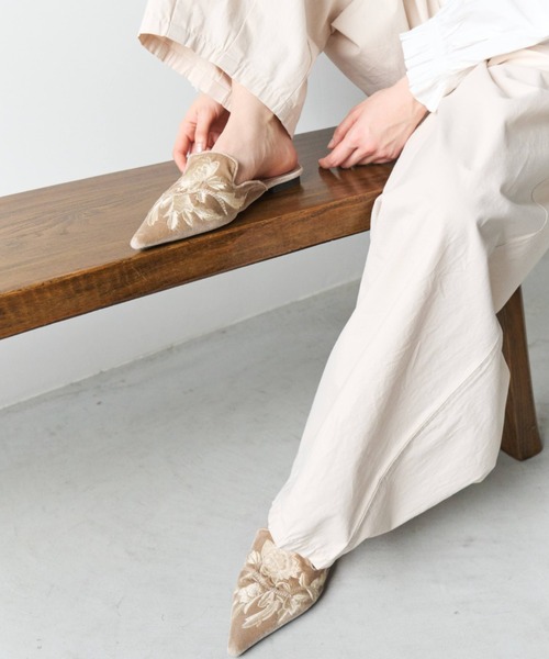 Libra Cue(リブラ キュー)の「刺繍ポインテッドトゥミュール(パンプス・レディース・ベージュ/ブラック・L/M/S)」の15枚目の写真