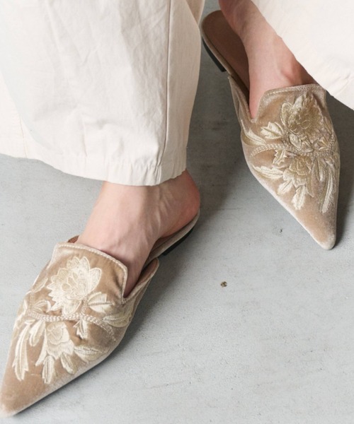 Libra Cue(リブラ キュー)の「刺繍ポインテッドトゥミュール(パンプス・レディース・ベージュ/ブラック・L/M/S)」の13枚目の写真