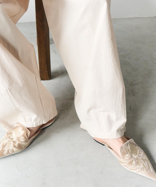 Libra Cue(リブラ キュー)の「刺繍ポインテッドトゥミュール(パンプス・レディース・ベージュ/ブラック・L/M/S)」の16枚目の写真