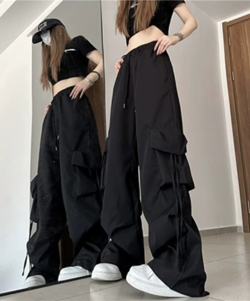 .KOM（ドットコム）の「A'GEM/9 × .kom『.kom/ドットケーオーエム』ドレープポケットカーゴ パンツ（カーゴパンツ・レディース・マスタード/ブラック/ピンク・M/S）」の5枚目の写真