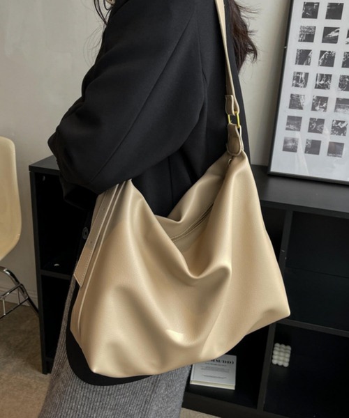 LA VORAGINE(ラ ヴォラジネ)の「A4対応大容量ショルダーバッグ(ショルダーバッグ・レディース・ベージュ/ブラウン/ダークブラウン/ブラック・FREE)」の4枚目の写真