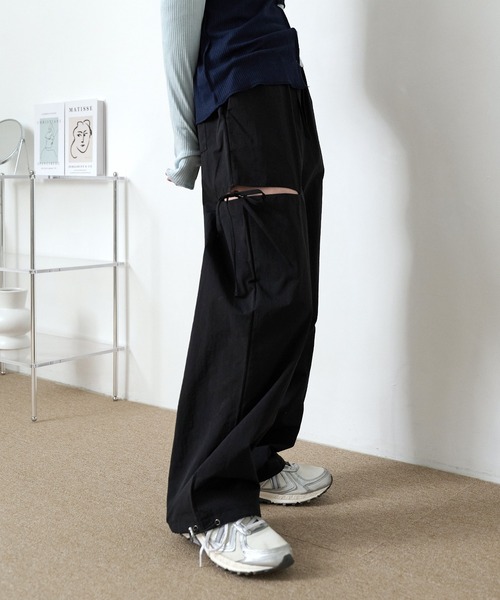 UNE MANSION（ユヌマンション）の「サイドアンバランススリットリボンストレートナイロンパンツ（カーゴパンツ・レディース・ホワイト/ブラック・FREE）」の5枚目の写真