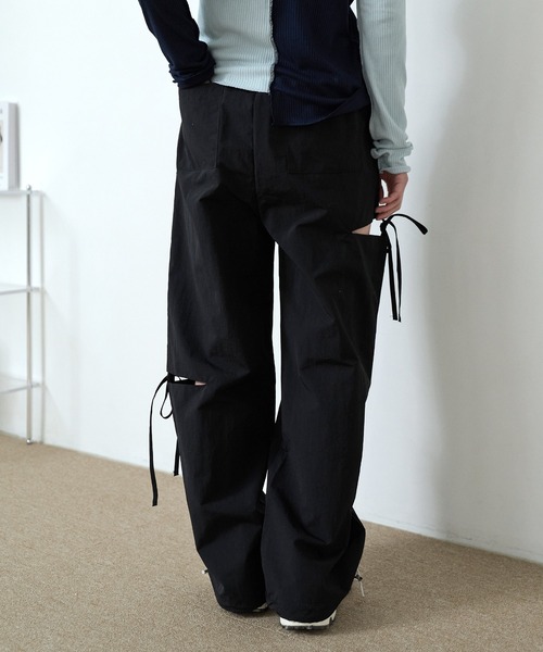 UNE MANSION（ユヌマンション）の「サイドアンバランススリットリボンストレートナイロンパンツ（カーゴパンツ・レディース・ホワイト/ブラック・FREE）」の6枚目の写真
