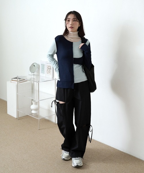 UNE MANSION（ユヌマンション）の「サイドアンバランススリットリボンストレートナイロンパンツ（カーゴパンツ・レディース・ホワイト/ブラック・FREE）」の3枚目の写真