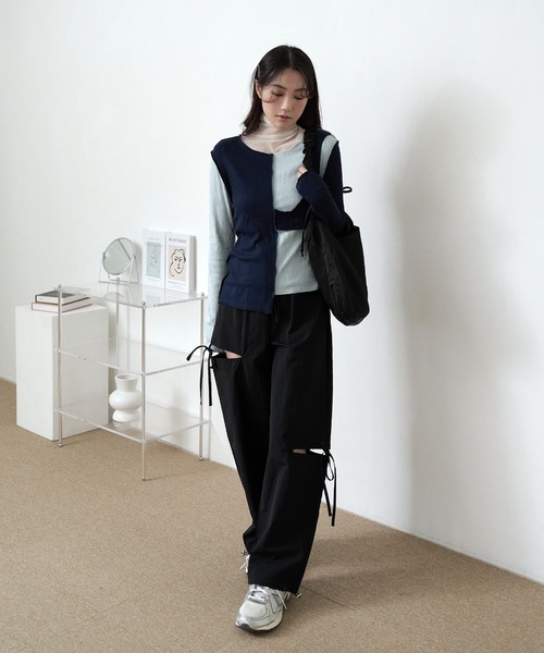 UNE MANSION（ユヌマンション）の「サイドアンバランススリットリボンストレートナイロンパンツ（カーゴパンツ・レディース・ホワイト/ブラック・FREE）」の4枚目の写真