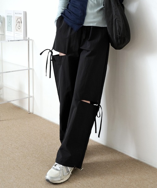 UNE MANSION（ユヌマンション）の「サイドアンバランススリットリボンストレートナイロンパンツ（カーゴパンツ・レディース・ホワイト/ブラック・FREE）」の7枚目の写真