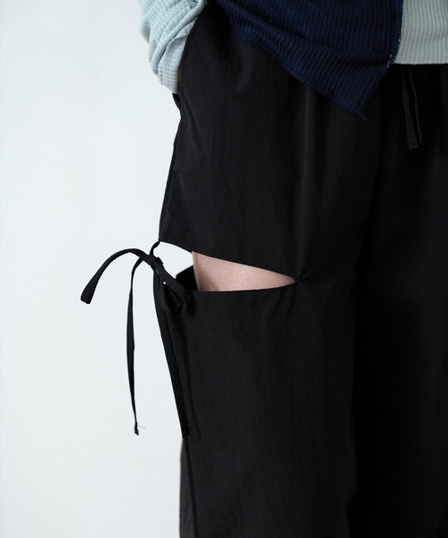 UNE MANSION（ユヌマンション）の「サイドアンバランススリットリボンストレートナイロンパンツ（カーゴパンツ・レディース・ホワイト/ブラック・FREE）」の8枚目の写真
