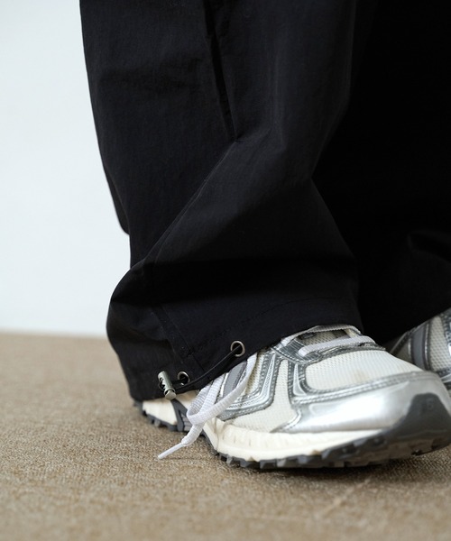 UNE MANSION（ユヌマンション）の「サイドアンバランススリットリボンストレートナイロンパンツ（カーゴパンツ・レディース・ホワイト/ブラック・FREE）」の9枚目の写真