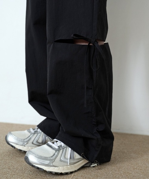 UNE MANSION（ユヌマンション）の「サイドアンバランススリットリボンストレートナイロンパンツ（カーゴパンツ・レディース・ホワイト/ブラック・FREE）」の10枚目の写真