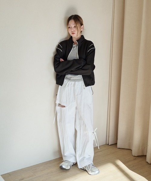 UNE MANSION（ユヌマンション）の「サイドアンバランススリットリボンストレートナイロンパンツ（カーゴパンツ・レディース・ホワイト/ブラック・FREE）」の11枚目の写真