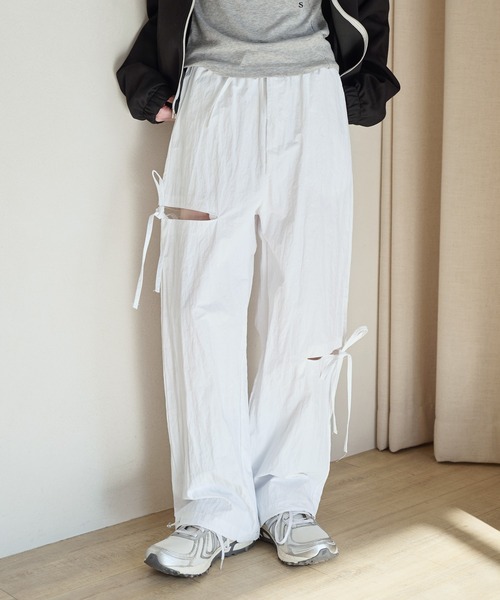 UNE MANSION（ユヌマンション）の「サイドアンバランススリットリボンストレートナイロンパンツ（カーゴパンツ・レディース・ホワイト/ブラック・FREE）」の12枚目の写真