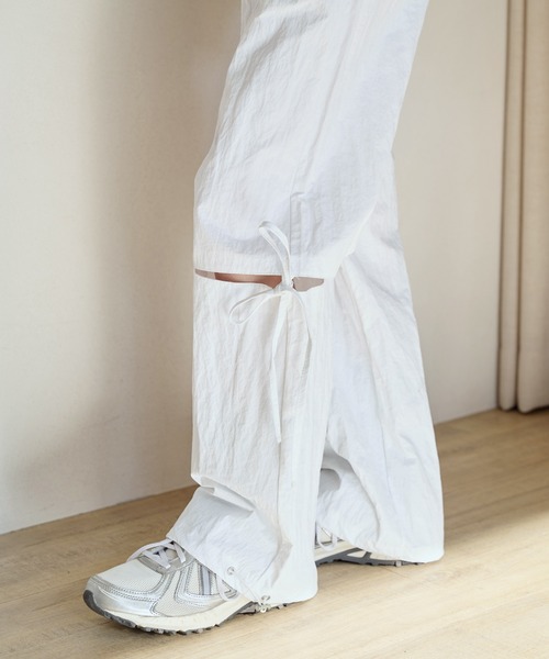 UNE MANSION（ユヌマンション）の「サイドアンバランススリットリボンストレートナイロンパンツ（カーゴパンツ・レディース・ホワイト/ブラック・FREE）」の13枚目の写真