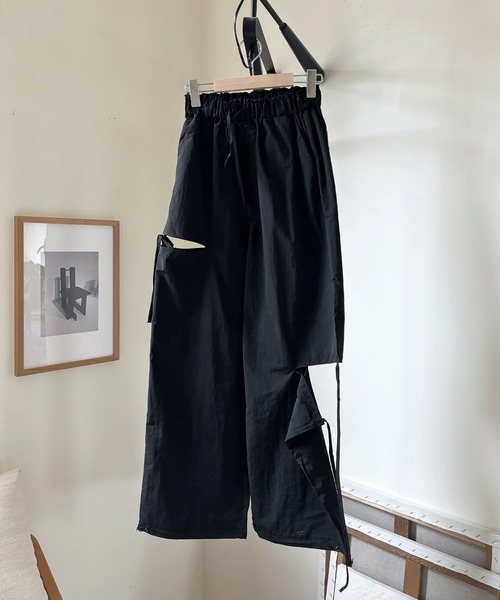 UNE MANSION（ユヌマンション）の「サイドアンバランススリットリボンストレートナイロンパンツ（カーゴパンツ・レディース・ホワイト/ブラック・FREE）」の17枚目の写真