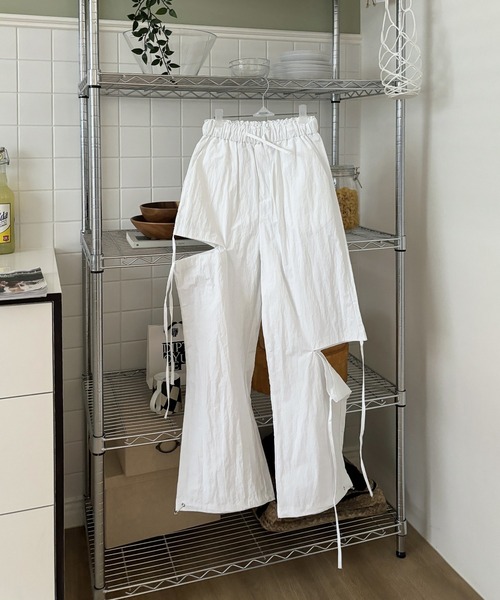 UNE MANSION（ユヌマンション）の「サイドアンバランススリットリボンストレートナイロンパンツ（カーゴパンツ・レディース・ホワイト/ブラック・FREE）」の18枚目の写真