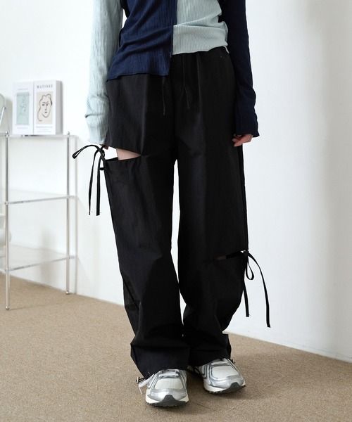 UNE MANSION（ユヌマンション）の「サイドアンバランススリットリボンストレートナイロンパンツ（カーゴパンツ・レディース・ホワイト/ブラック・FREE）」の14枚目の写真