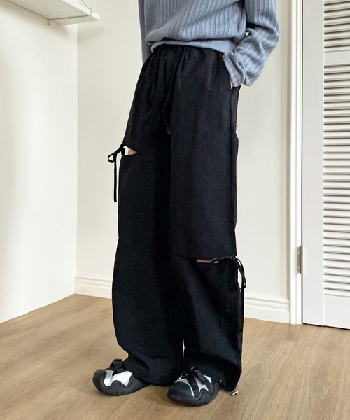 UNE MANSION（ユヌマンション）の「サイドアンバランススリットリボンストレートナイロンパンツ（カーゴパンツ・レディース・ホワイト/ブラック・FREE）」の15枚目の写真