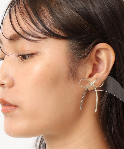 OPAQUE.CLIP（オペークドットクリップ）の「◆メタルリボンピアス（ピアス（両耳用）・レディース・ゴールド/シルバー・00）」の5枚目の写真