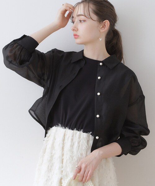 couture brooch（クチュールブローチ）の「◆【羽織でも、一枚着としても】パール調ボタンシアーシャツ（シャツ/ブラウス・レディース・アイボリー/サックスブルー/サンドベージュ/ブラック/オフホワイト・42/38/36）」の4枚目の写真