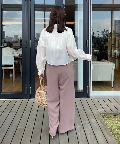 couture brooch（クチュールブローチ）の「◆【羽織でも、一枚着としても】パール調ボタンシアーシャツ（シャツ/ブラウス・レディース・アイボリー/サックスブルー/サンドベージュ/ブラック/オフホワイト・42/38/36）」の21枚目の写真