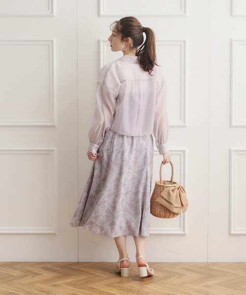 couture brooch（クチュールブローチ）の「◆【羽織でも、一枚着としても】パール調ボタンシアーシャツ（シャツ/ブラウス・レディース・アイボリー/サックスブルー/サンドベージュ/ブラック/オフホワイト・42/38/36）」の17枚目の写真