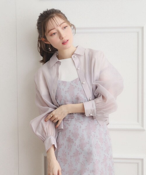 couture brooch（クチュールブローチ）の「◆【羽織でも、一枚着としても】パール調ボタンシアーシャツ（シャツ/ブラウス・レディース・アイボリー/サックスブルー/サンドベージュ/ブラック/オフホワイト・42/38/36）」の16枚目の写真