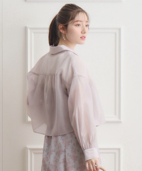 couture brooch（クチュールブローチ）の「◆【羽織でも、一枚着としても】パール調ボタンシアーシャツ（シャツ/ブラウス・レディース・アイボリー/サックスブルー/サンドベージュ/ブラック/オフホワイト・42/38/36）」の14枚目の写真