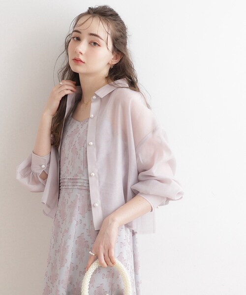 couture brooch（クチュールブローチ）の「◆【羽織でも、一枚着としても】パール調ボタンシアーシャツ（シャツ/ブラウス・レディース・アイボリー/サックスブルー/サンドベージュ/ブラック/オフホワイト・42/38/36）」の10枚目の写真