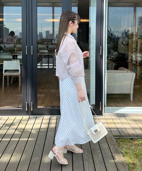 couture brooch（クチュールブローチ）の「◆【羽織でも、一枚着としても】パール調ボタンシアーシャツ（シャツ/ブラウス・レディース・アイボリー/サックスブルー/サンドベージュ/ブラック/オフホワイト・42/38/36）」の8枚目の写真