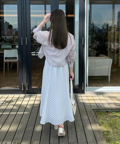 couture brooch（クチュールブローチ）の「◆【羽織でも、一枚着としても】パール調ボタンシアーシャツ（シャツ/ブラウス・レディース・アイボリー/サックスブルー/サンドベージュ/ブラック/オフホワイト・42/38/36）」の7枚目の写真