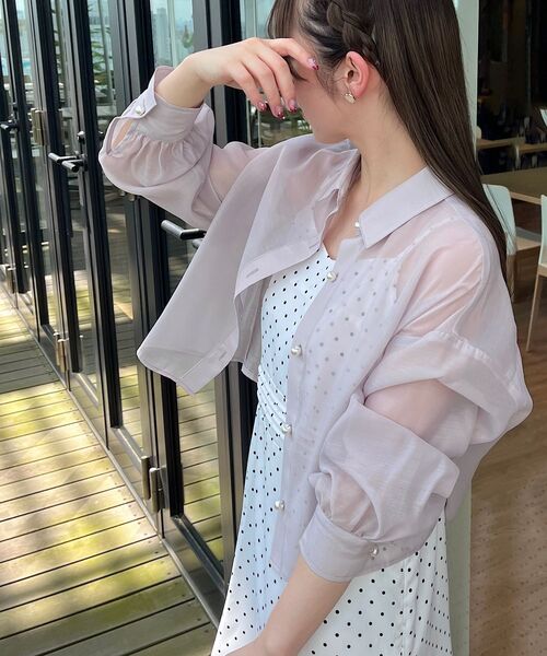 couture brooch（クチュールブローチ）の「◆【羽織でも、一枚着としても】パール調ボタンシアーシャツ（シャツ/ブラウス・レディース・アイボリー/サックスブルー/サンドベージュ/ブラック/オフホワイト・42/38/36）」の6枚目の写真