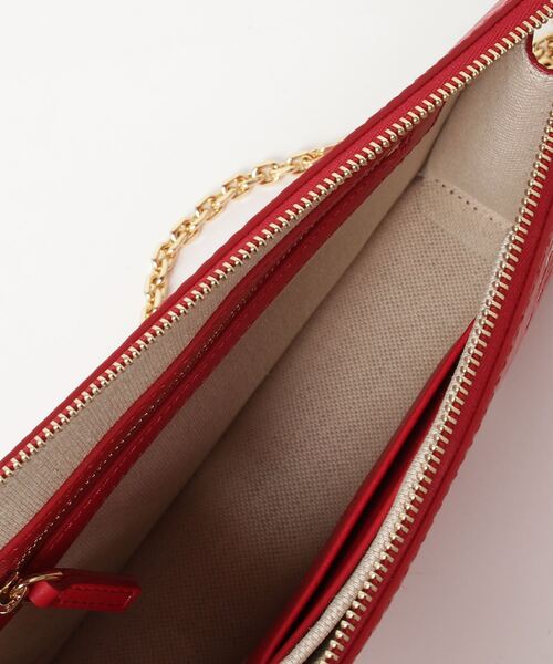 MCM（エムシーエム）の「リストレット ジップポーチ チェーンストラップ付き - マキシ ヴィセトス（クラッチバッグ・メンズ・レッド・SMALL）」の3枚目の写真