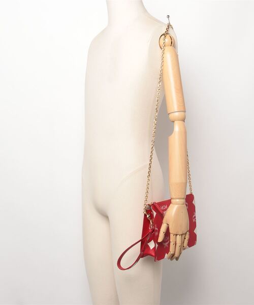MCM（エムシーエム）の「リストレット ジップポーチ チェーンストラップ付き - マキシ ヴィセトス（クラッチバッグ・メンズ・レッド・SMALL）」の2枚目の写真