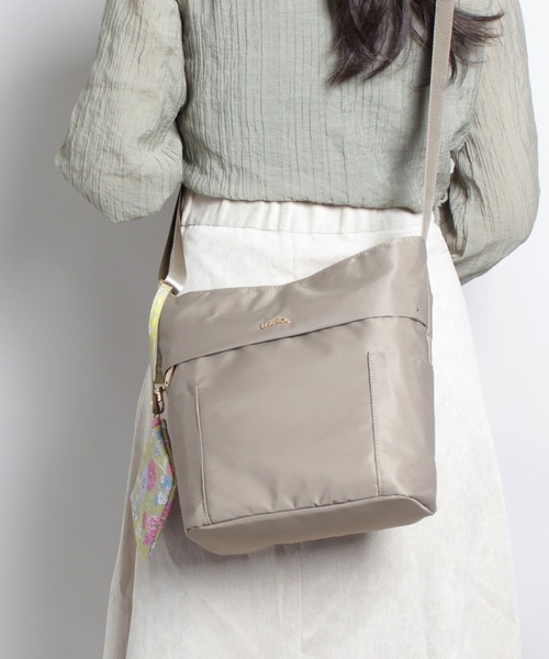 ローラアシュレイ LAURA ASHLEY ナイロンショルダーバッグ LAURA ASHLEY ナイロン 軽量 撥水加工 ショルダーバッグ 花柄
