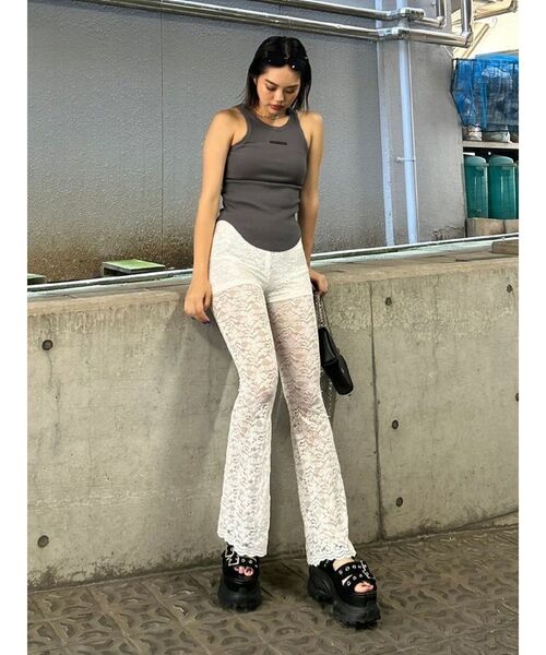 EVRIS(エヴリス)の「クラッシュデザイン刺繍タンクトップ(タンクトップ・レディース・ホワイト/ブルー/ブラック・FREE)」の8枚目の写真