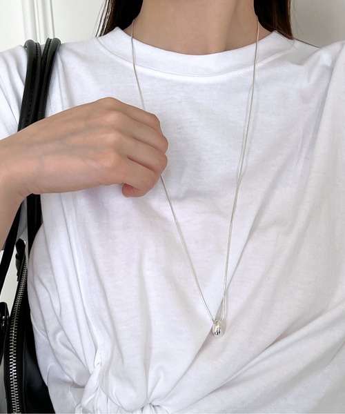 by muni:r(バイ ムニール)の「ボールドロングドロップネックレス(ネックレス・レディース・シルバー・ONE SIZE)」の3枚目の写真