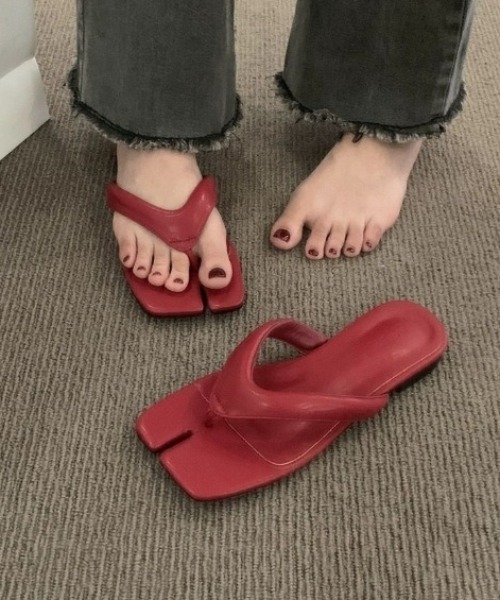Vipoa(ヴィポア)の「tabi tongs sandal(サンダル・レディース・ブラック/レッド/シルバー/アイボリー・MEDIUM/LARGE/SMALL)」の3枚目の写真