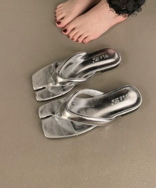 Vipoa(ヴィポア)の「tabi tongs sandal(サンダル・レディース・ブラック/レッド/シルバー/アイボリー・MEDIUM/LARGE/SMALL)」の4枚目の写真