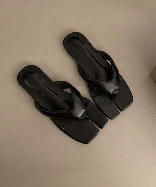 Vipoa(ヴィポア)の「tabi tongs sandal(サンダル・レディース・ブラック/レッド/シルバー/アイボリー・MEDIUM/LARGE/SMALL)」の2枚目の写真