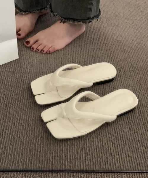 Vipoa(ヴィポア)の「tabi tongs sandal(サンダル・レディース・ブラック/レッド/シルバー/アイボリー・MEDIUM/LARGE/SMALL)」の13枚目の写真