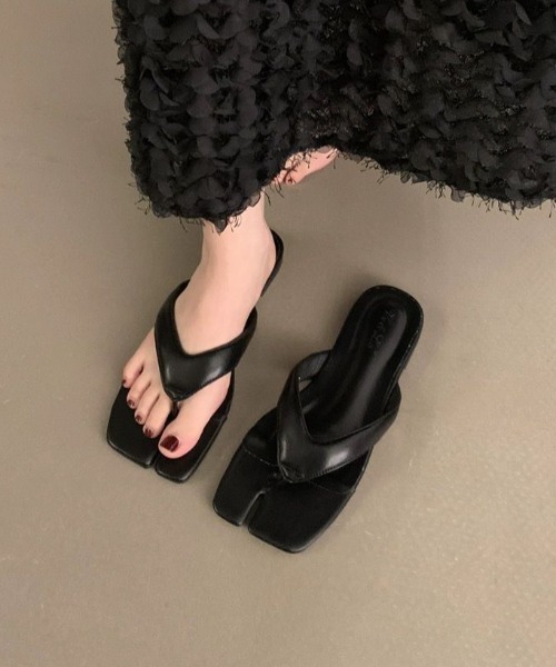 Vipoa(ヴィポア)の「tabi tongs sandal(サンダル・レディース・ブラック/レッド/シルバー/アイボリー・MEDIUM/LARGE/SMALL)」の8枚目の写真