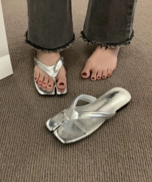 Vipoa(ヴィポア)の「tabi tongs sandal(サンダル・レディース・ブラック/レッド/シルバー/アイボリー・MEDIUM/LARGE/SMALL)」の9枚目の写真