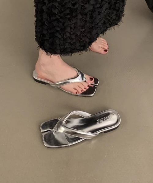 Vipoa(ヴィポア)の「tabi tongs sandal(サンダル・レディース・ブラック/レッド/シルバー/アイボリー・MEDIUM/LARGE/SMALL)」の11枚目の写真