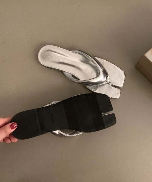 Vipoa(ヴィポア)の「tabi tongs sandal(サンダル・レディース・ブラック/レッド/シルバー/アイボリー・MEDIUM/LARGE/SMALL)」の12枚目の写真