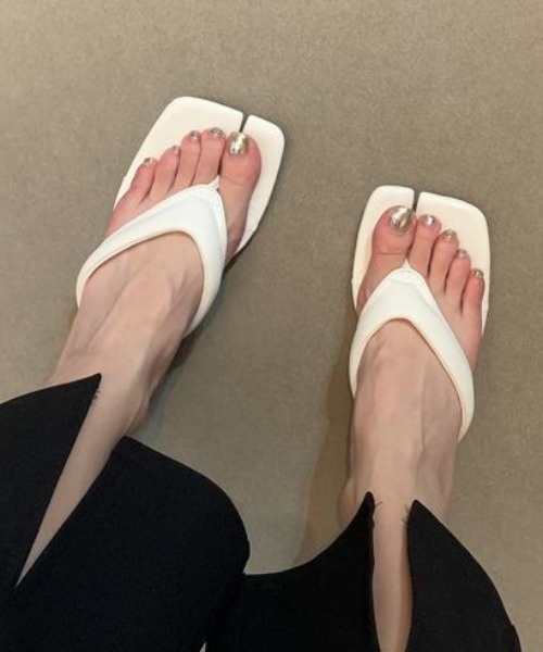 Vipoa(ヴィポア)の「tabi tongs sandal(サンダル・レディース・ブラック/レッド/シルバー/アイボリー・MEDIUM/LARGE/SMALL)」の5枚目の写真
